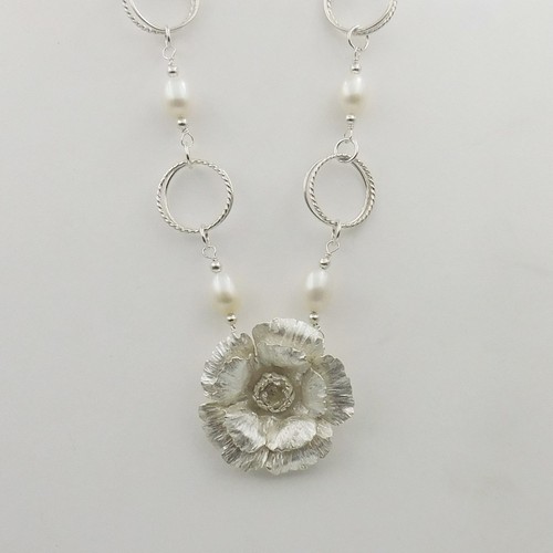 Click to view detail for DKC-1164 Pendant, Silver Flower on Pearl Necklace $250